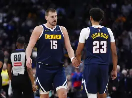 Denver piega Houston con un super Jokic, Detroit sbanca Boston