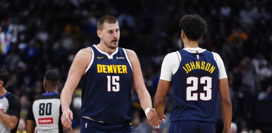 Denver piega Houston con un super Jokic, Detroit sbanca Boston