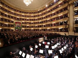 Prima della Scala, incasso record e 11 minuti di applausi. Segre nel palco reale. Fuori la protesta pro Pal e dei lavoratori dello spettacolo