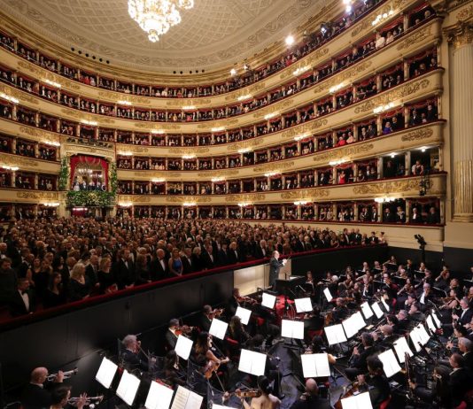 Prima della Scala, incasso record e 11 minuti di applausi. Segre nel palco reale. Fuori la protesta pro Pal e dei lavoratori dello spettacolo