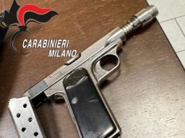 Sparano contro i buttafuori di una discoteca, arrestati due giovani a Milano