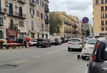 Spari da un’auto, 33enne ferita nella notte a Palermo. Il responsabile in fuga investe anche due pedoni