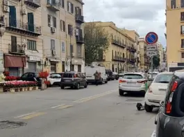 Spari da un’auto, 33enne ferita nella notte a Palermo. Il responsabile in fuga investe anche due pedoni