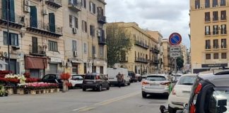 Spari da un’auto, 33enne ferita nella notte a Palermo. Il responsabile in fuga investe anche due pedoni