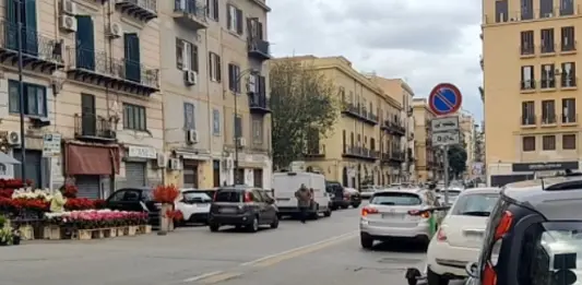 Spari da un’auto, 33enne ferita nella notte a Palermo. Il responsabile in fuga investe anche due pedoni