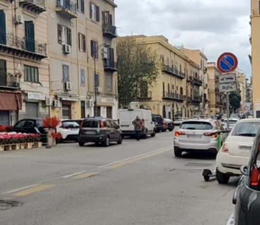 Spari da un’auto, 33enne ferita nella notte a Palermo. Il responsabile in fuga investe anche due pedoni