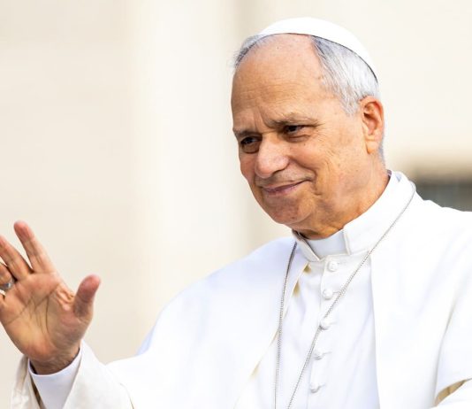 Papa Leone XIV a sorpresa alla biblioteca del Senato, visita alla mostra sulla Bibbia di Borso d’Este