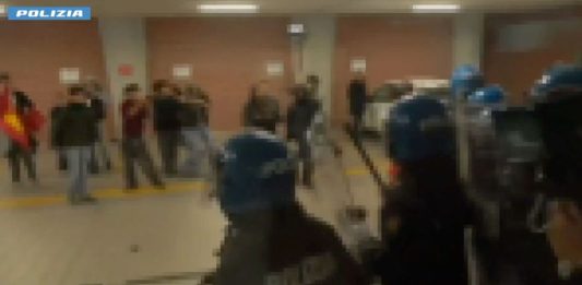 Scontri con la Polizia, sei minorenni ai domiciliari a Torino / Video