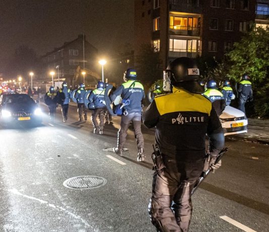 Auto sulla folla durante una parata natalizia in Olanda, almeno 9 feriti