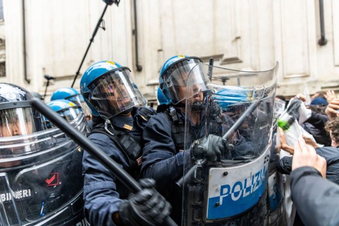 Torino, Scontri tra polizia e manifestanti al corteo contro il G7 ambiente