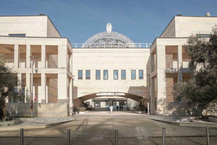 Milano, esterni Ospedale San Raffaele dopo dimissioni dell'amministratore delegato Francesco Galli