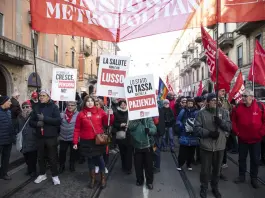 Sciopero generale Cgil, adesione al 68% e mezzo milione di persone in piazza. Landini “Raccolta firme contro la manovra”