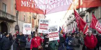 Sciopero generale Cgil, adesione al 68% e mezzo milione di persone in piazza. Landini “Raccolta firme contro la manovra”