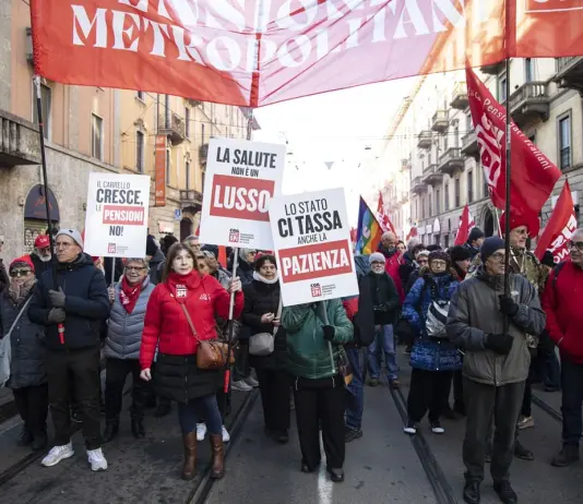 Sciopero generale Cgil, manifestazioni in tutta Italia. Si fermano trasporti, scuola e sanità. Landini “Raccolta firme contro la manovra”