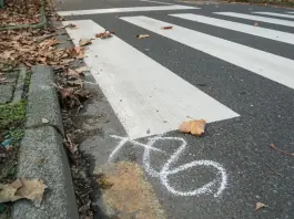 Anziano travolto da un’auto la notte di Natale nel Torinese, si costituisce una 21enne