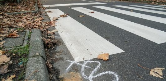 Anziano travolto da un’auto la notte di Natale nel Torinese, si costituisce una 21enne