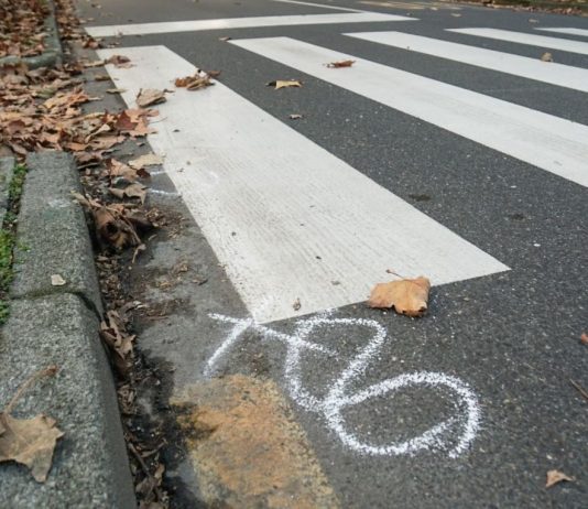 Anziano travolto da un’auto la notte di Natale nel Torinese, si costituisce una 21enne