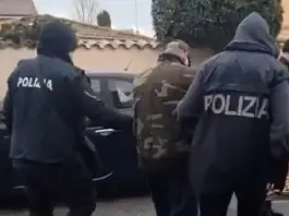 Mette a segno due rapine in 5 giorni “armato” di accetta, arrestato un 50enne romano