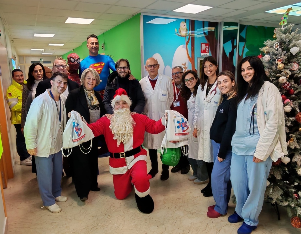 Seus 118, supereroi e doni natalizi per i piccoli pazienti dell’Ospedale Cervello di Palermo
