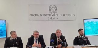 Scavi clandestini e ricettazione di beni archeologici, smantellato l’Affaire tombaroli siciliani