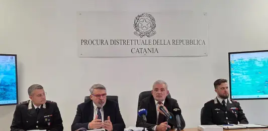 Scavi clandestini e ricettazione di beni archeologici, smantellato l’Affaire tombaroli siciliani