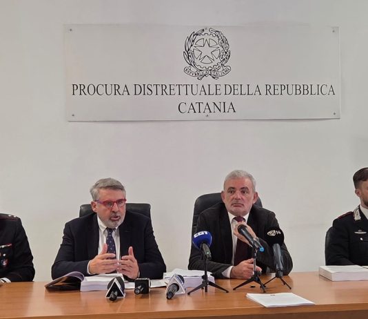 Scavi clandestini e ricettazione di beni archeologici, smantellato l’Affaire tombaroli siciliani