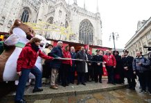 Inaugurati in piazza Duomo a Milano i mercatini di Natale tra solidarietà e spirito olimpico