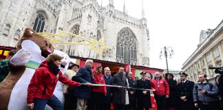 Inaugurati in piazza Duomo a Milano i mercatini di Natale tra solidarietà e spirito olimpico