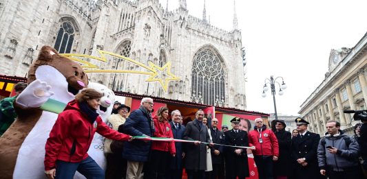 Inaugurati in piazza Duomo a Milano i mercatini di Natale tra solidarietà e spirito olimpico