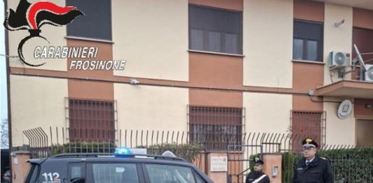Era ricercato per aver abusato sessualmente di moglie e figlie, arrestato a Fiumicino