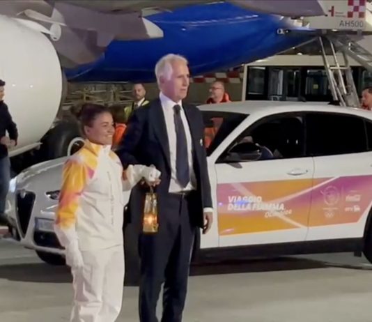 Milano-Cortina 2026, la fiamma olimpica atterra a Fiumicino / Video