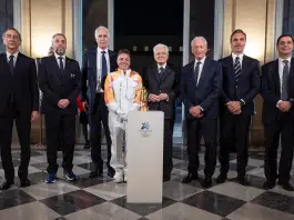 Milano-Cortina 2026, la fiamma olimpica arriva in Italia: Paolini la consegna a Mattarella / Video