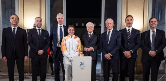 Milano-Cortina 2026, la fiamma olimpica arriva in Italia: Paolini la consegna a Mattarella / Video