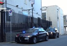 Mostra la pistola e gli parte un colpo, un giovane in terapia intensiva nel reggino: arrestato l’amico