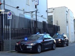 Mostra la pistola e gli parte un colpo, un giovane in terapia intensiva nel reggino: arrestato l’amico