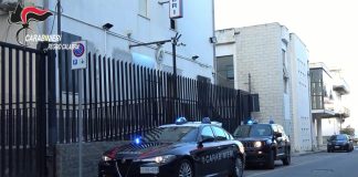 Mostra la pistola e gli parte un colpo, un giovane in terapia intensiva nel reggino: arrestato l’amico