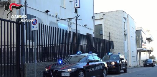 Mostra la pistola e gli parte un colpo, un giovane in terapia intensiva nel reggino: arrestato l’amico