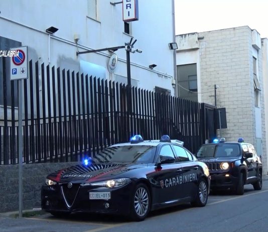 Mostra la pistola e gli parte un colpo, un giovane in terapia intensiva nel reggino: arrestato l’amico