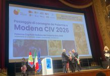 Il sindaco di Modena riceve la targa di Capitale italiana del Volontariato per il 2026