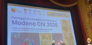 Il sindaco di Modena riceve la targa di Capitale italiana del Volontariato per il 2026