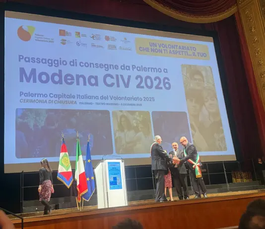 Il sindaco di Modena riceve la targa di Capitale italiana del Volontariato per il 2026
