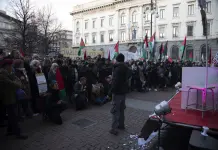Alla Scala la protesta dei pro Pal e dei lavoratori dello spettacolo
