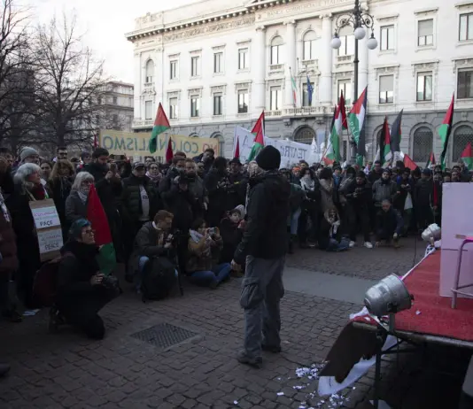 Alla Scala la protesta dei pro Pal e dei lavoratori dello spettacolo
