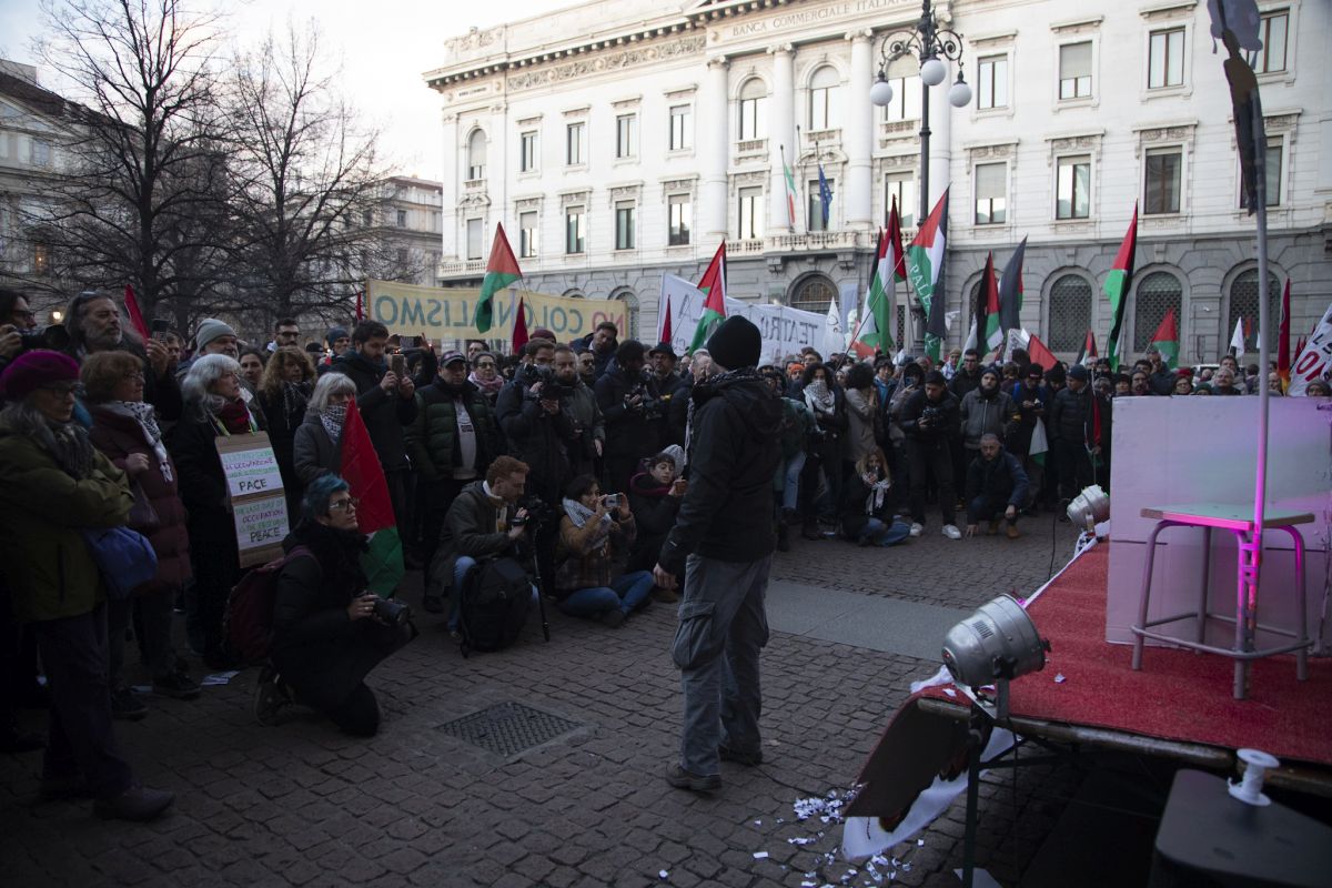 Al via la prima della Scala, fuori la protesta dei pro Pal e dei lavoratori dello spettacolo