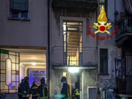 Incendio in un edificio di 5 piani a Torino, due persone ustionate e diverse intossicate