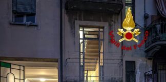 Incendio in un edificio di 5 piani a Torino, due persone ustionate e diverse intossicate