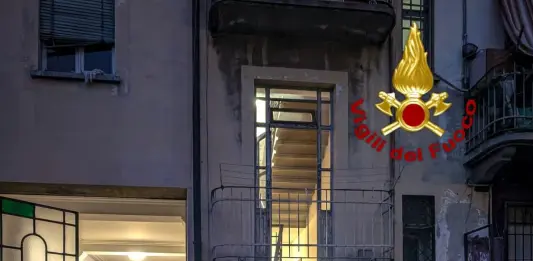Incendio in un edificio di 5 piani a Torino, due persone ustionate e diverse intossicate