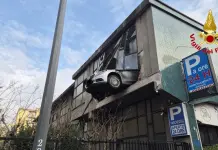 Milano, anziano sbaglia manovra e rimane in bilico in un garage: salvato dai Vigili del Fuoco