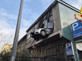 Milano, anziano sbaglia manovra e rimane in bilico in un garage: salvato dai Vigili del Fuoco