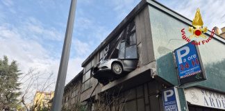 Milano, anziano sbaglia manovra e rimane in bilico in un garage: salvato dai Vigili del Fuoco